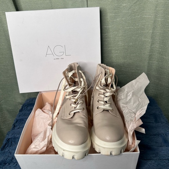 Boots - Picture 9 of 9